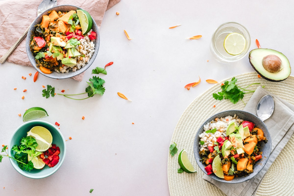 Gesunde Buddha-Bowl mit frischem Gemüse und Quinoa